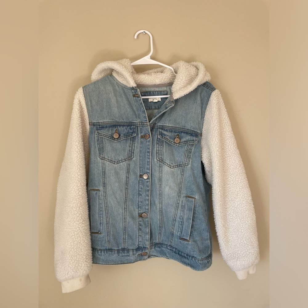 Ardene Denim Jean Jacket with White Sherpa And hood size medium. NWOT